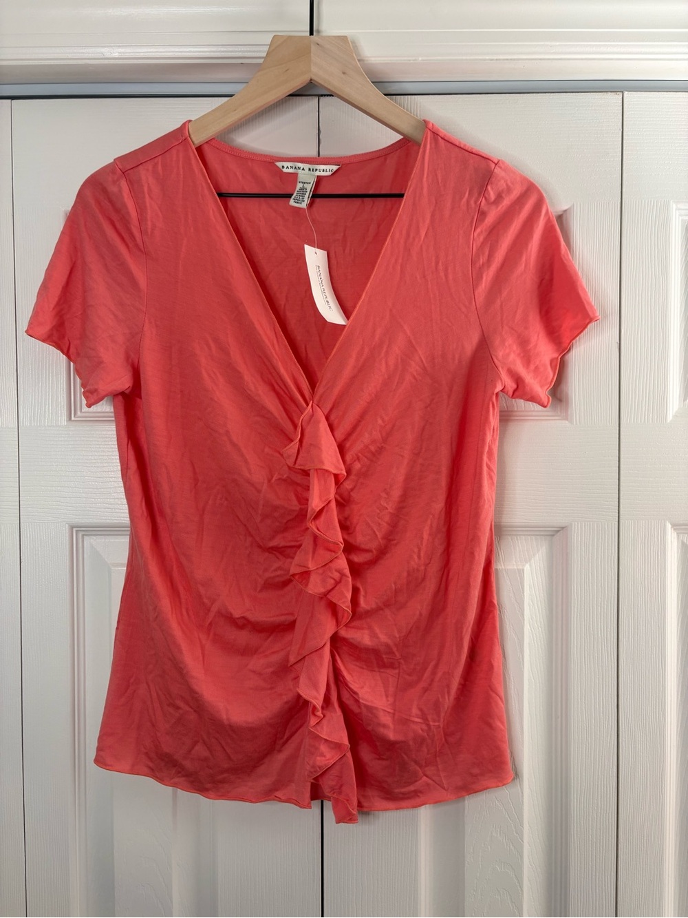 Women’s Banana Republic short-sleeve top V-neckline & ruffled front size L NWT